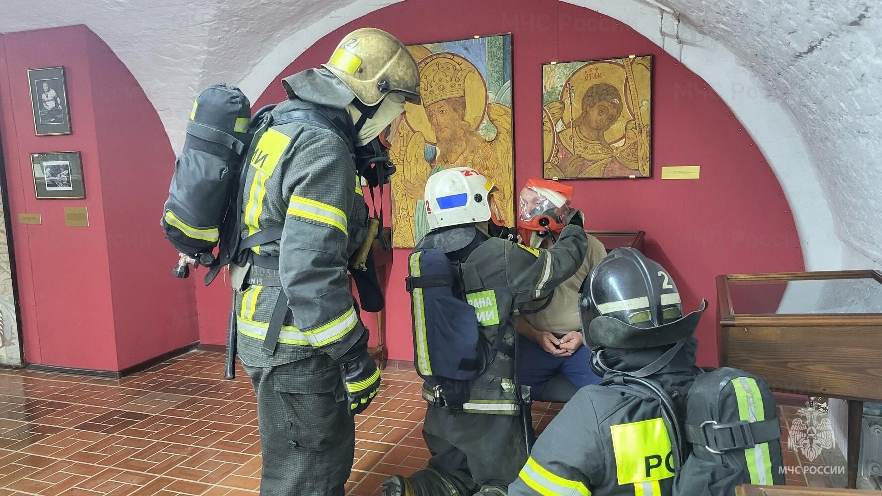 В Костроме пожарные тренировались в мужском монастыре