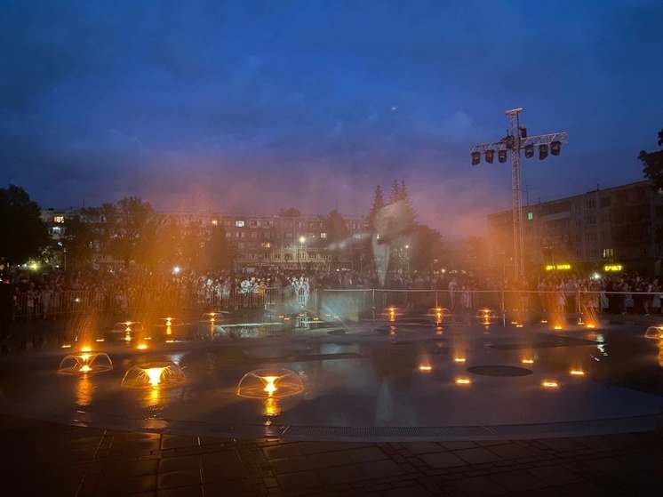 Первое место: открытие мультимедийного фонтана

В Пскове 27 июля вечером на Четырех углах было буквально не протолкнуться