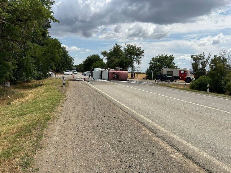 На Ставрополье водитель легковушки вылетел на «встречку» и столкнулся с бензовозом