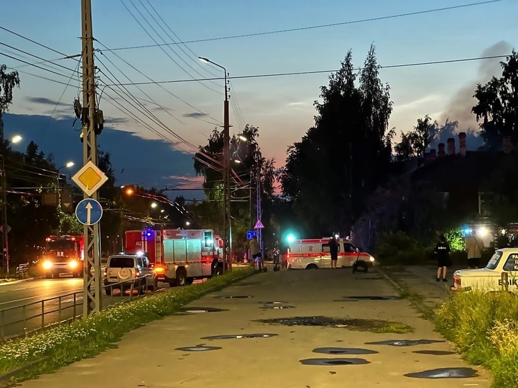 Деревянный дом загорелся в Петрозаводске