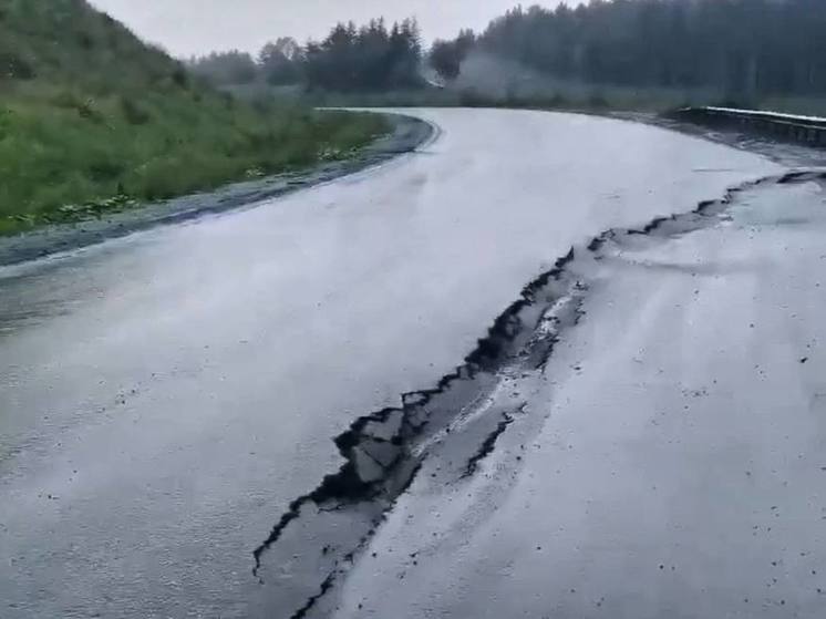 На трассе Углегорск-Шахтерск появилась гигантская трещина