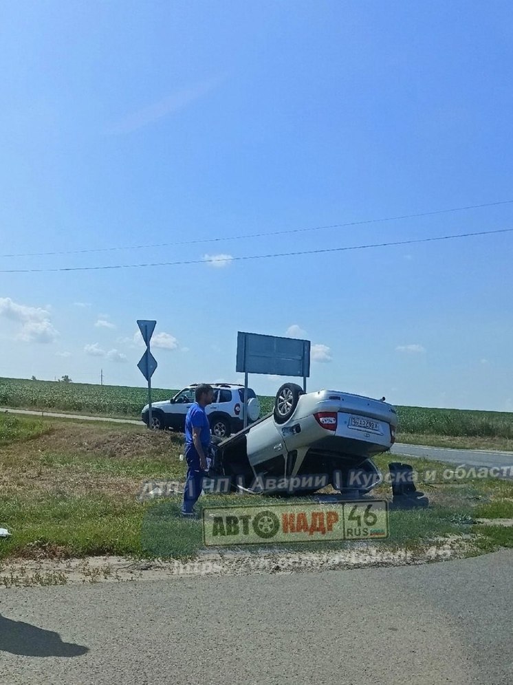В Курской области после ДТП перевернулся автомобиль «Лада Приора»