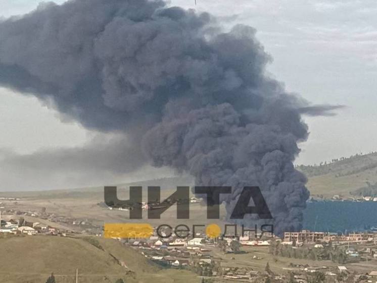 Фронтальный погрузчик сгорел на стройке в поселке Забайкалья