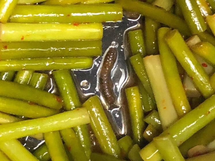 На Сахалине сняли с продажи партию салата после обнаружения в нем червей