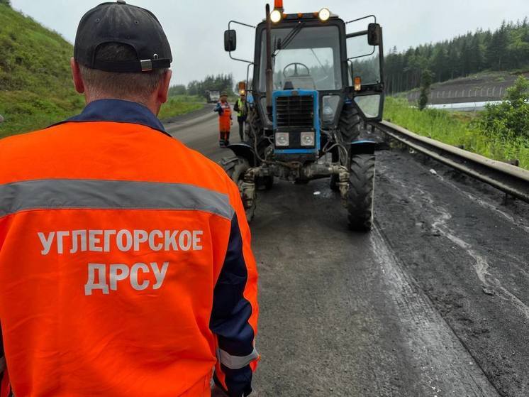 На трассе Углегорск - Шахтерск начали демонтаж разрушенного асфальта