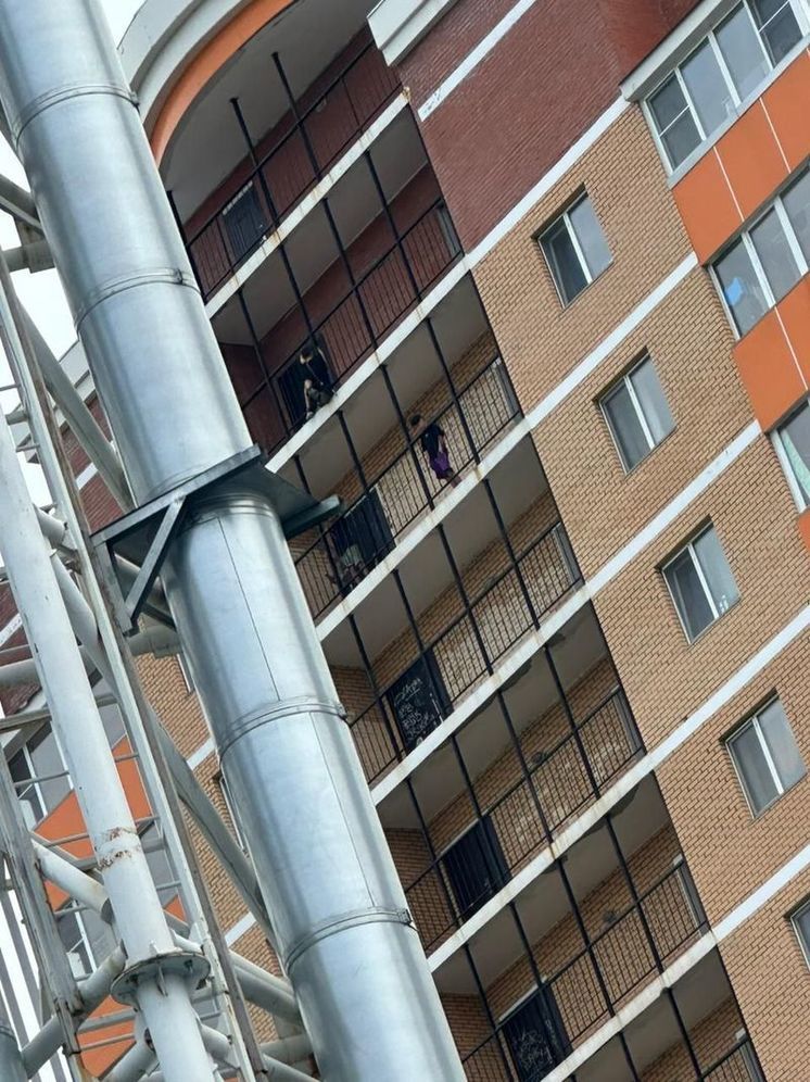На спор: дети занимались «паркуром» на одной из многоэтажек в Хабаровске