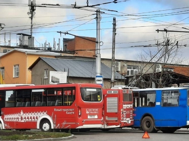 В центре Калуги из-за повреждения контактной сети встали троллейбусы