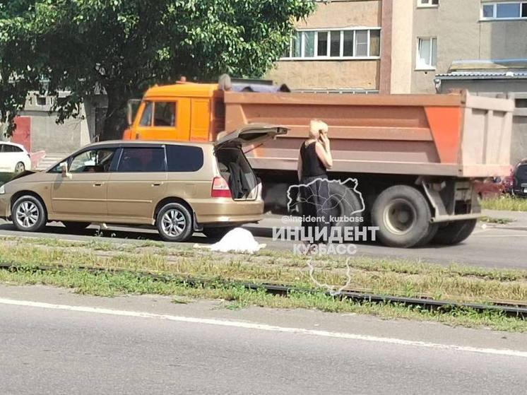 Пожилая женщина оказалась под колесами автомобилей и погибла в Кемерове