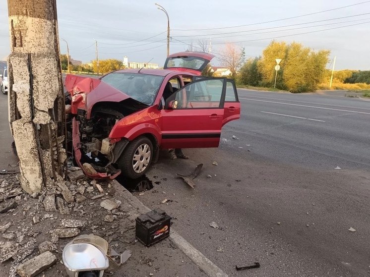 В Твери Ford въехал в столб около моста