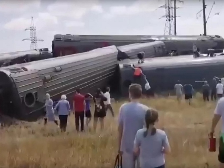 "112": около 100 человек пострадали при сходе пассажирского поезда под Волгоградом