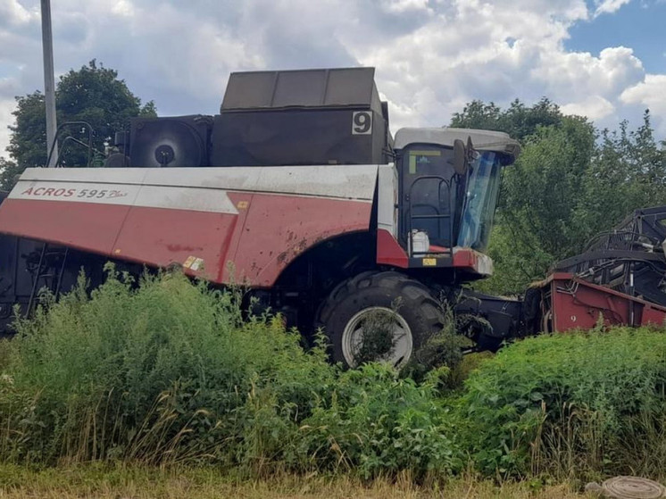 В Старожиловском районе Рязанской области в поле загорелся комбайн