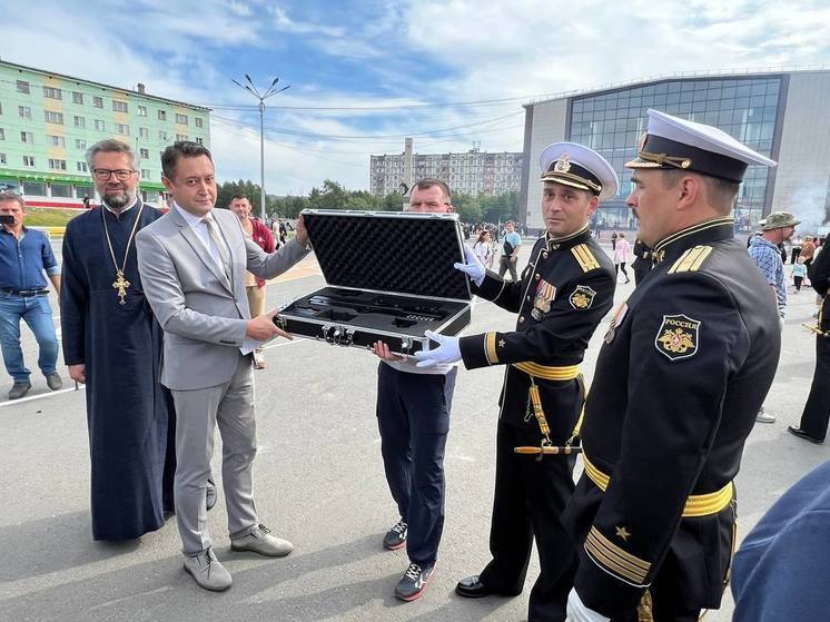 Руслан Бутов передал средство против дронов руководству крейсера «Новомосковск»