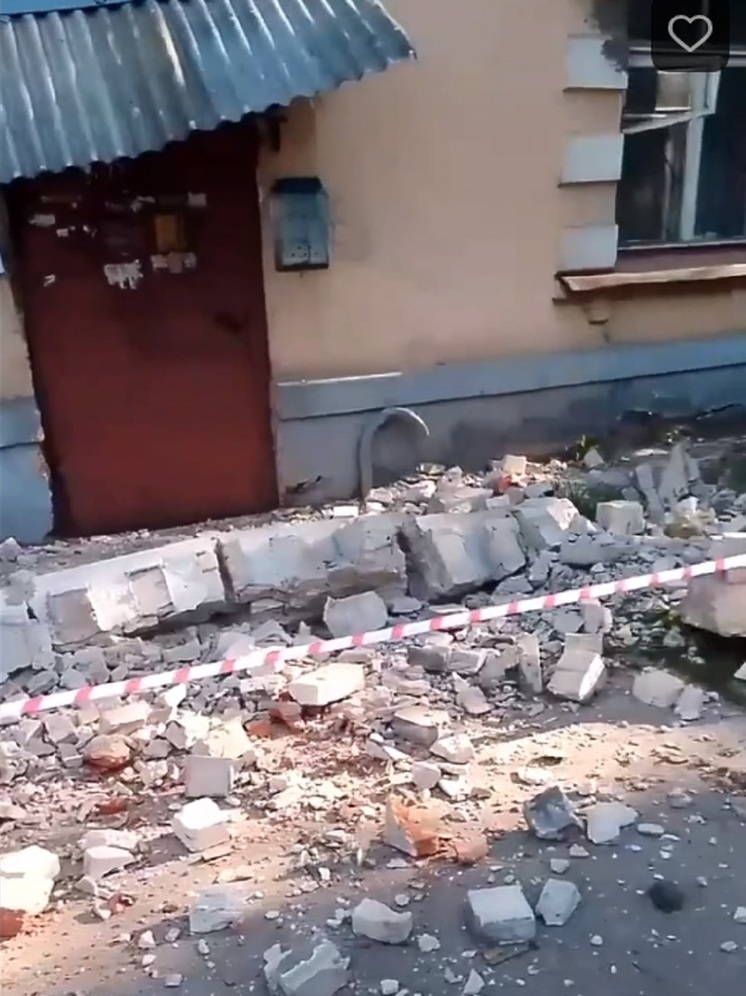 В Ярославле у жилого дома обрушился фасад