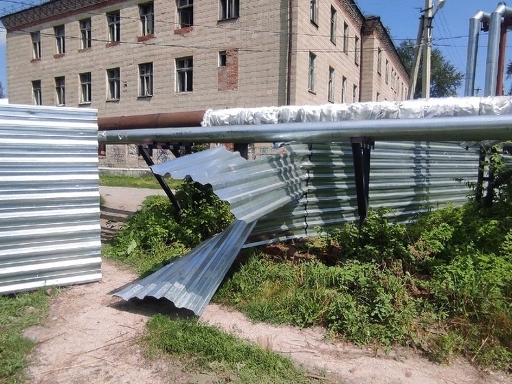 Вандалы сломали новое ограждение вокруг Искитимской больницы