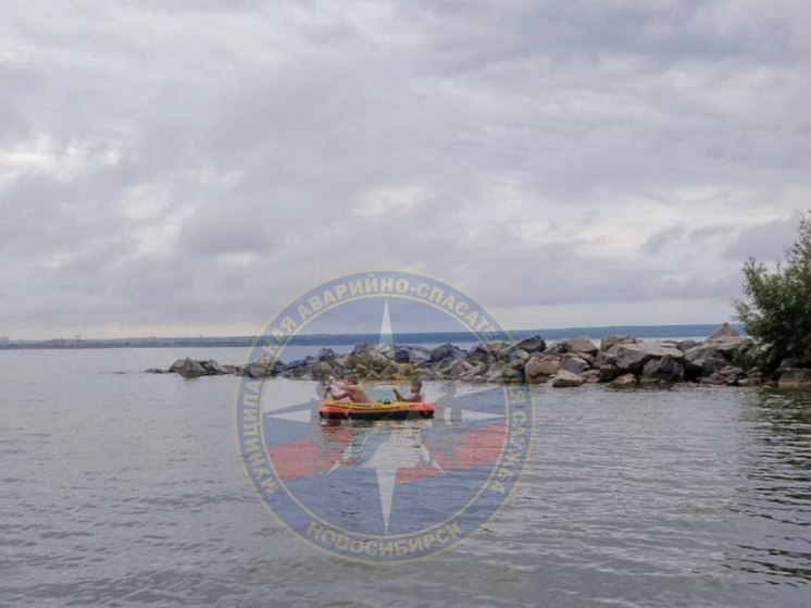 В Обском море спасатели заметили детей, которые плавали без присмотра родителей