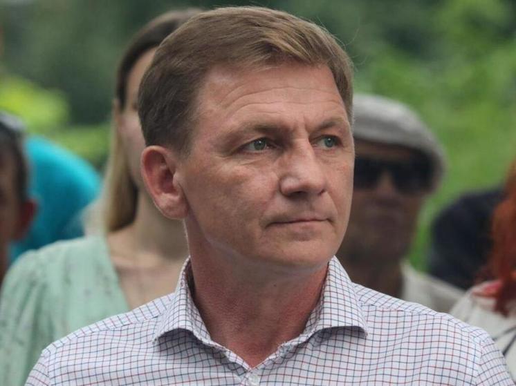 Мэр Бердска выразил недовольство работой своих подчиненных — не справляются с травой в городе