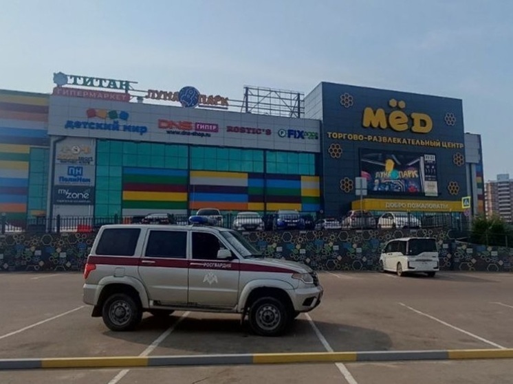 Житель Забайкалья разбил дверь в торговом центре «Мёд» в Улан-Удэ