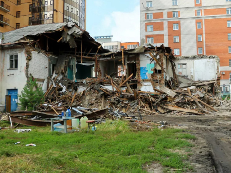 В Барнауле начали сносить «треснувший» дом на Партизанской улице