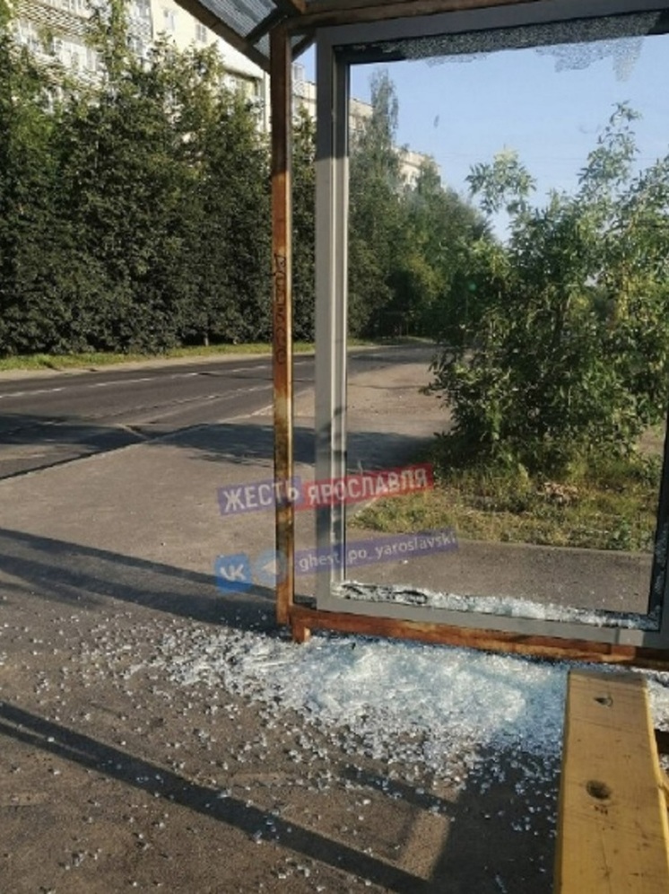 В Ярославле от рук вандалов пострадала еще одна остановка