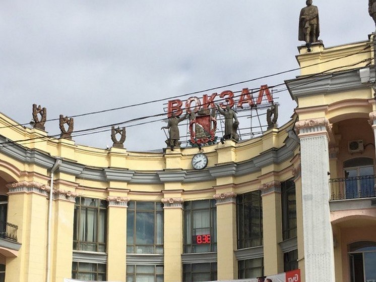 Вывеску «Вокзал» демонтируют на площади Черняховского в Воронеже