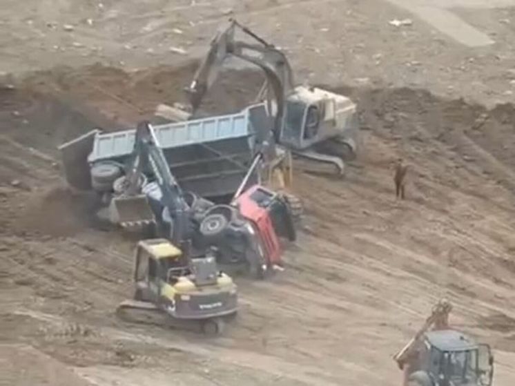В Путилково округа Красногорск опрокинулся самосвал