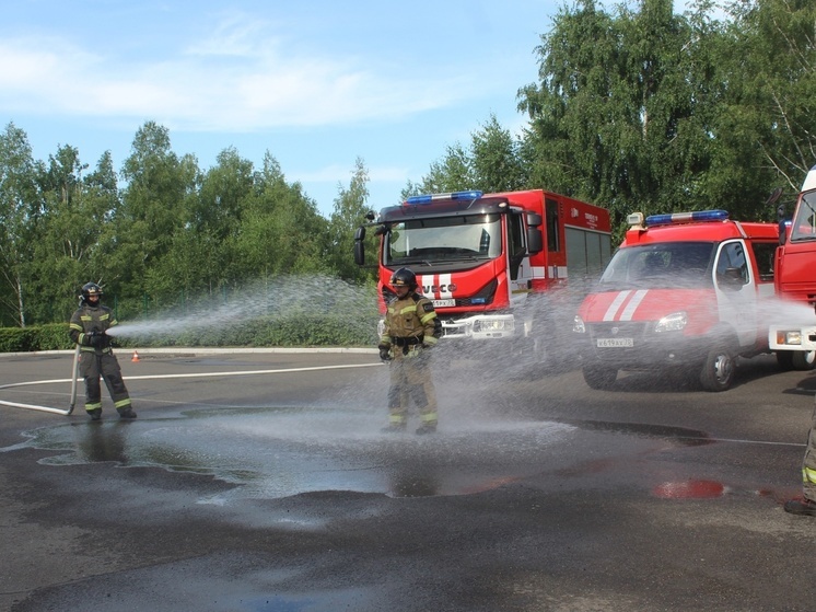 Начальника дежурной смены томского МЧС облили водой, провожая на пенсию