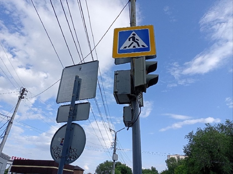 У крупного сетевого магазина в Энгельсе установят светофоры и дорожные знаки