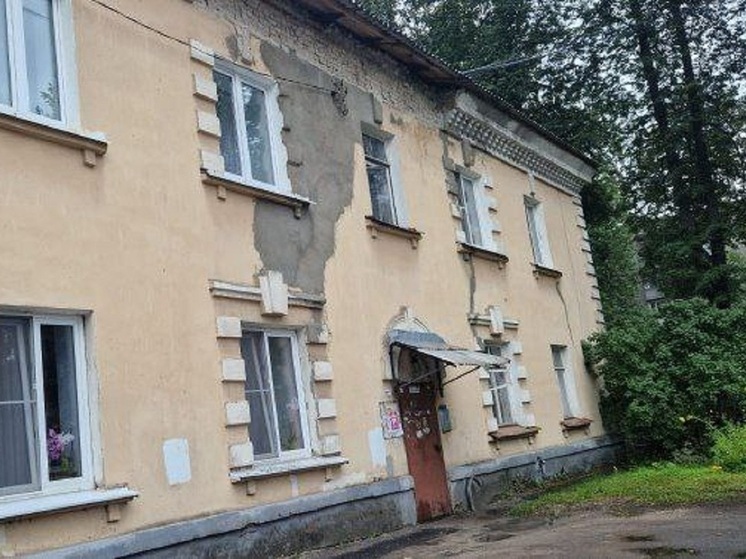 Ярославская прокуратура проверит причину обрушения фасада жилого дома