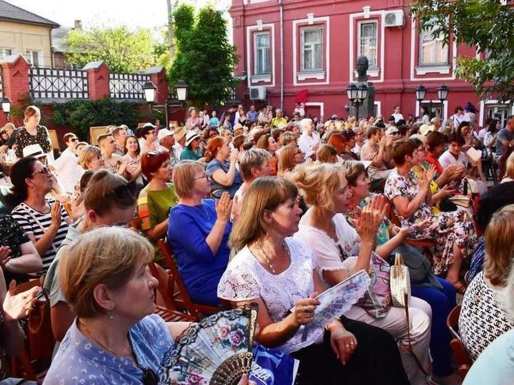 Астраханцев приглашают на арт-вечер «Летний праздник»