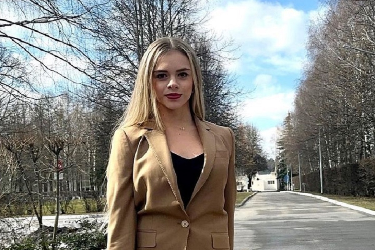 17-летняя Анна Попова поделилась смелыми не по возрасту фотографиями - МК