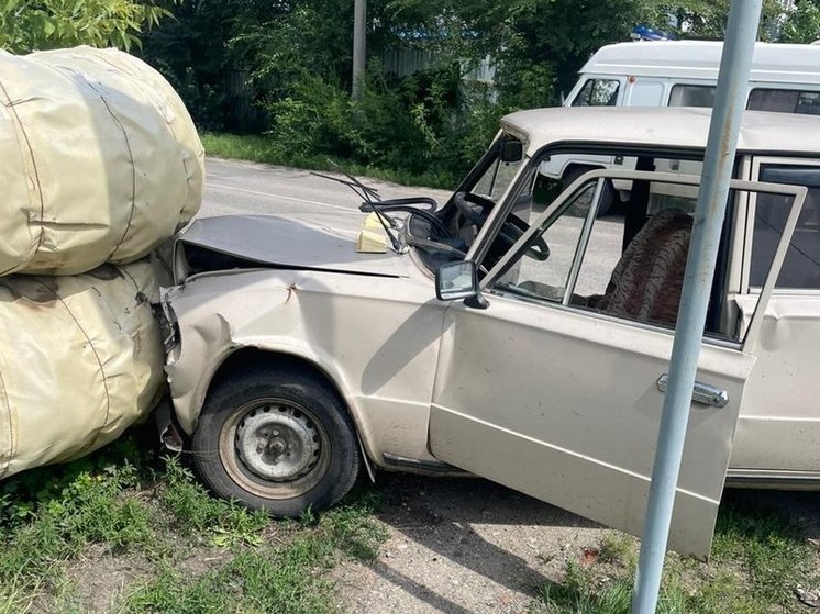 В Челябинской области автолюбитель врезался в трубы теплотрассы