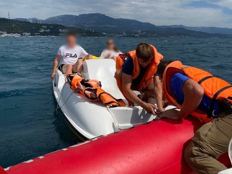 В Алуште спасли туристов, которых уносило в море на катамаране