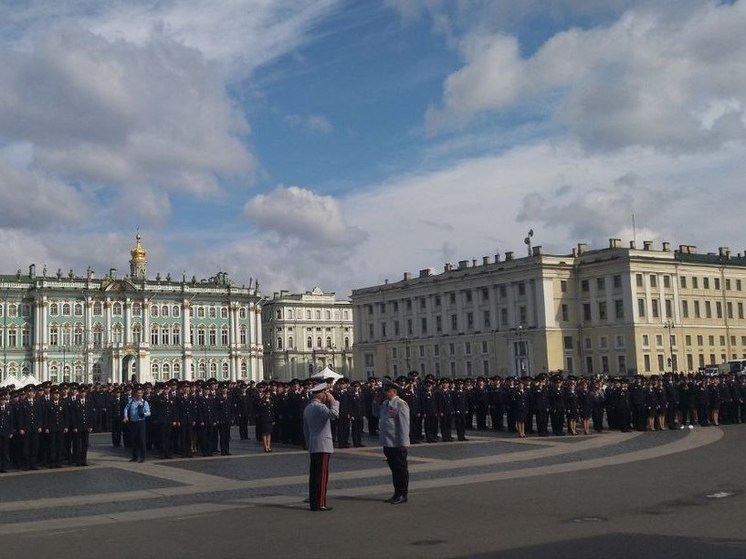 В Петербурге выпускникам университета МВД вручили дипломы на Дворцовой площади