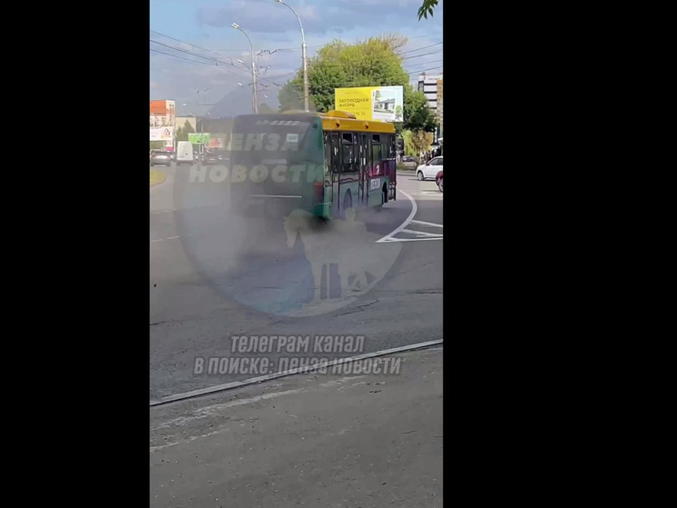 В Пензе у автобуса взорвалось колесо на ходу