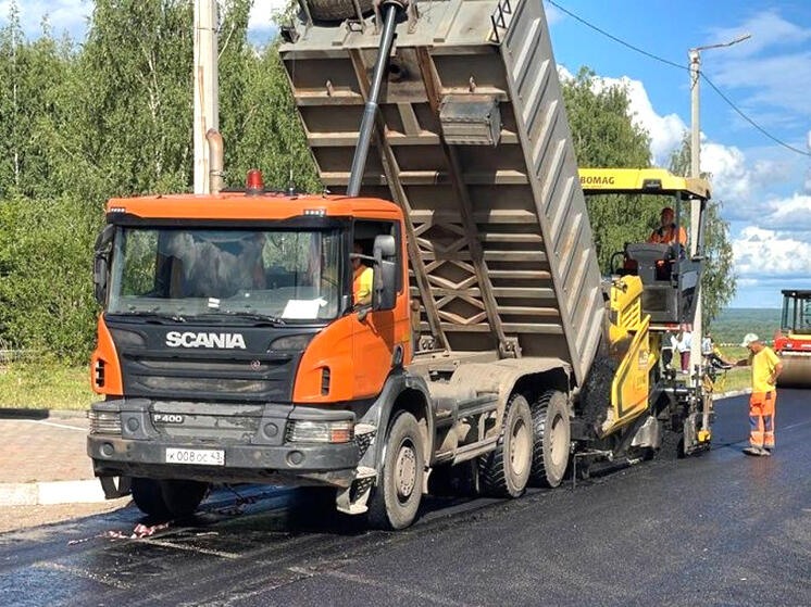 На улицах героев Рожнева и Костина началась укладка асфальта