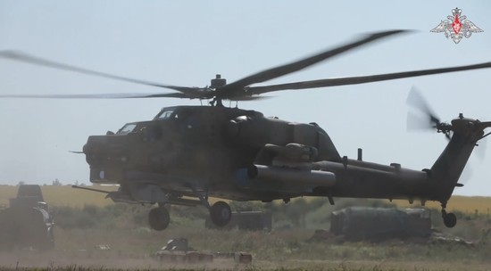 Экипаж вертолета Ми-28нм уничтожил живую силу ВСУ: кадры боевого вылета