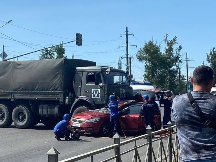 В Ростовской области военный грузовик влетел в легковушку с людьми