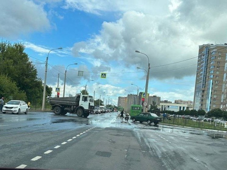 В Курске на проспекте Дериглазова столкнулись самосвал и легковушка