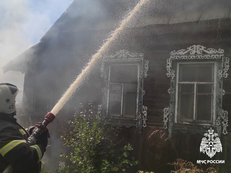 В Тверской области огонь повредил хозпостройку и дом без жильцов