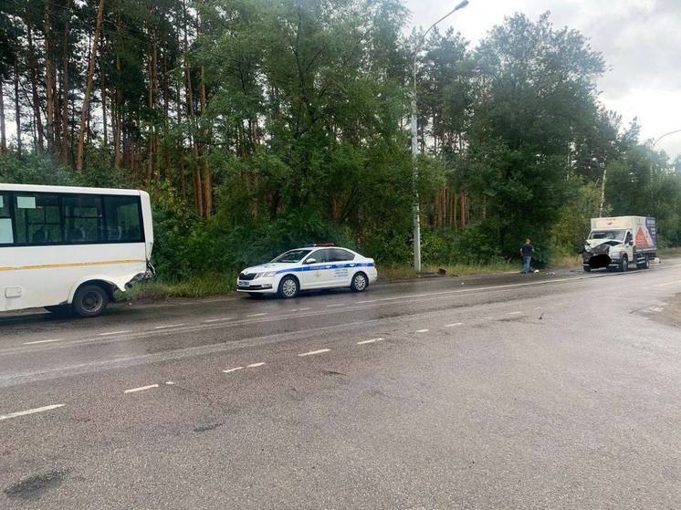 В Воронеже в маршрутку врезался фургон, 2-летнего малыша госпитализировали