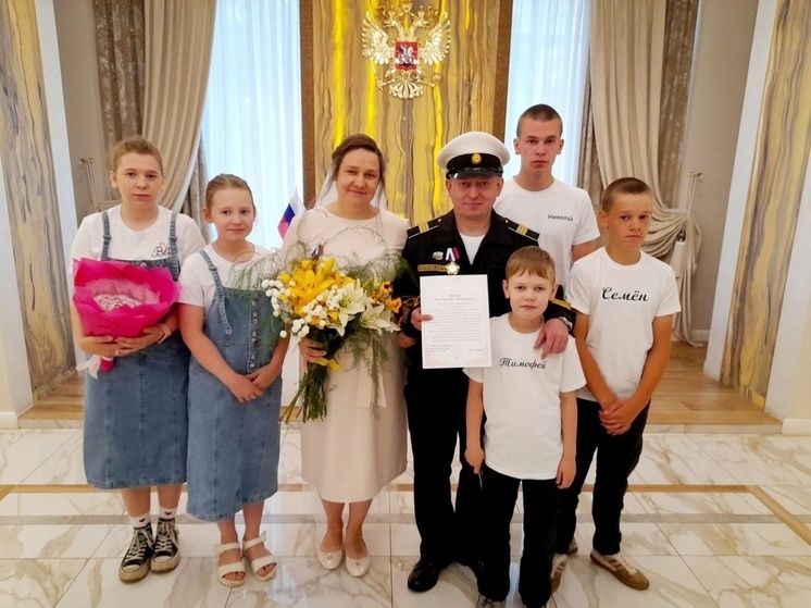 В Архангельске чествовали супругов Морозовых, которые отметили фарфоровую свадьбу