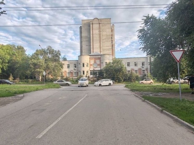 Два подростка на скутере попали под колеса Honda в Новосибирске