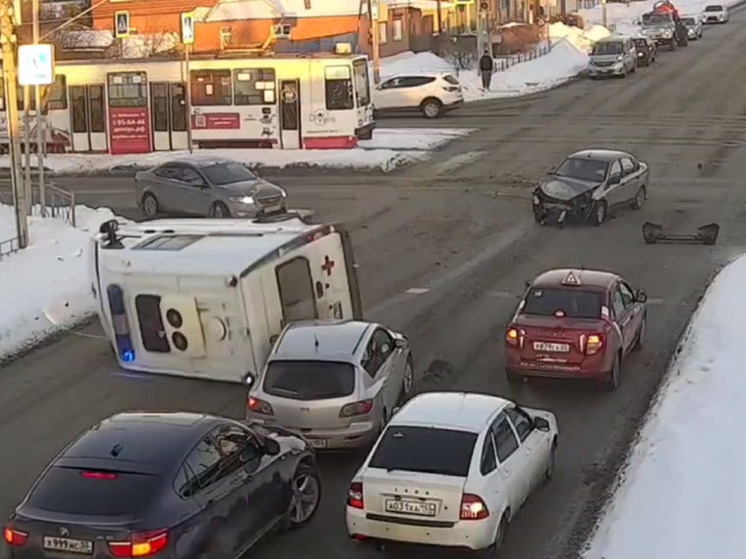 Водитель скорой помощи стал виновником массовой аварии в Омске