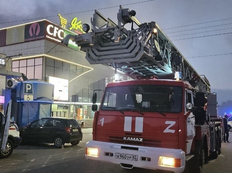 Пожар в симферопольском торговом центре «Лоцман» ликвидировали