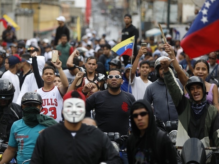 Противники власти воюют с прошлым своей же страны