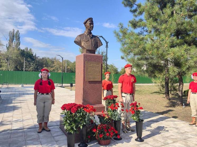 В Мариуполе открыли бюст Героя России Эдуарда Дьяконова