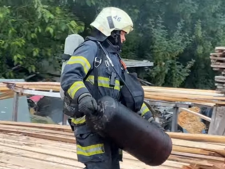 Огнеборцы предотвратили угрозу взрыва 18 газовых баллонов при пожаре в Архангельске