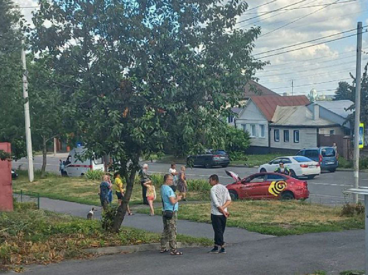 В Курске на Бойцов 9-й Дивизии произошло жесткое ДТП с участием такси