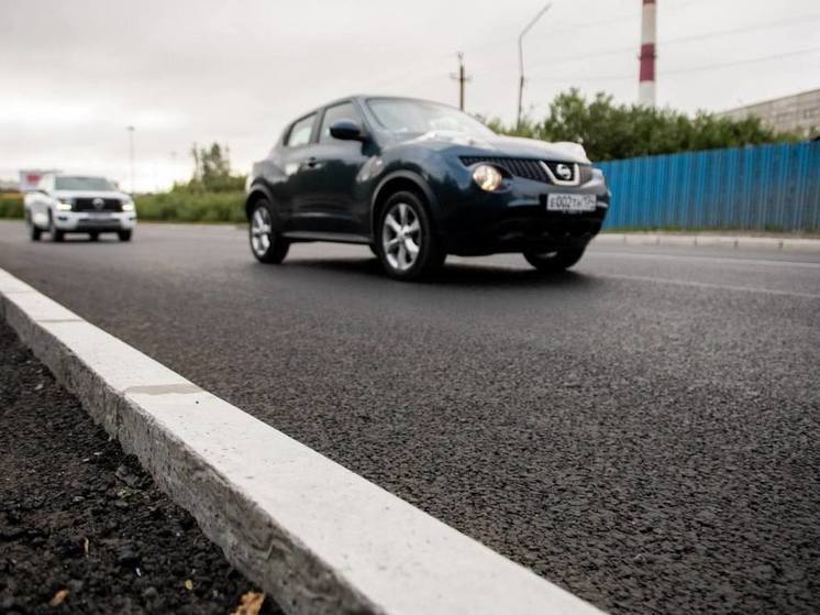 Особый износостойкий асфальт уложили на Прибрежную автодорогу в Мурманске