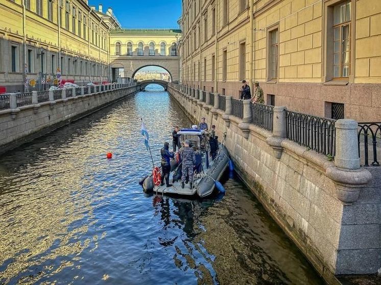 Рядом с Эрмитажем водолазы нашли мину времен войны